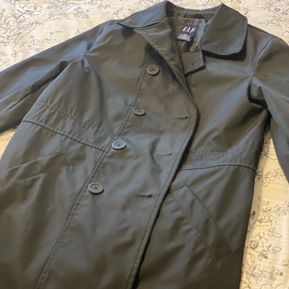 Ladies Gap black Light trench coat ..size XS .. like new